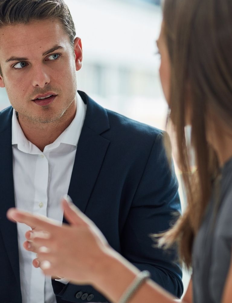 Man en vrouw in coaching gesprek over carrière (2)